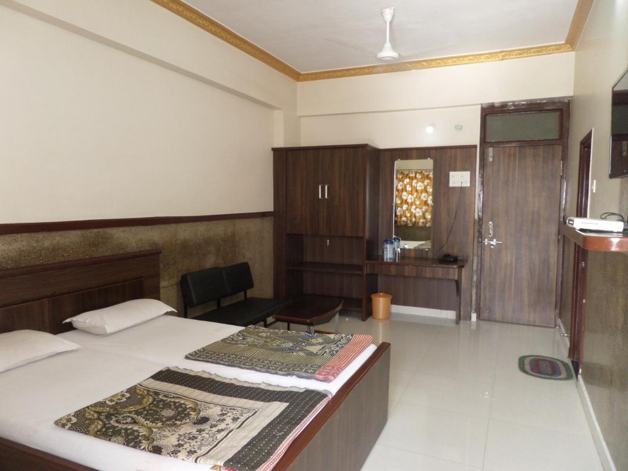 Hotel Padma Nashik Buitenkant foto